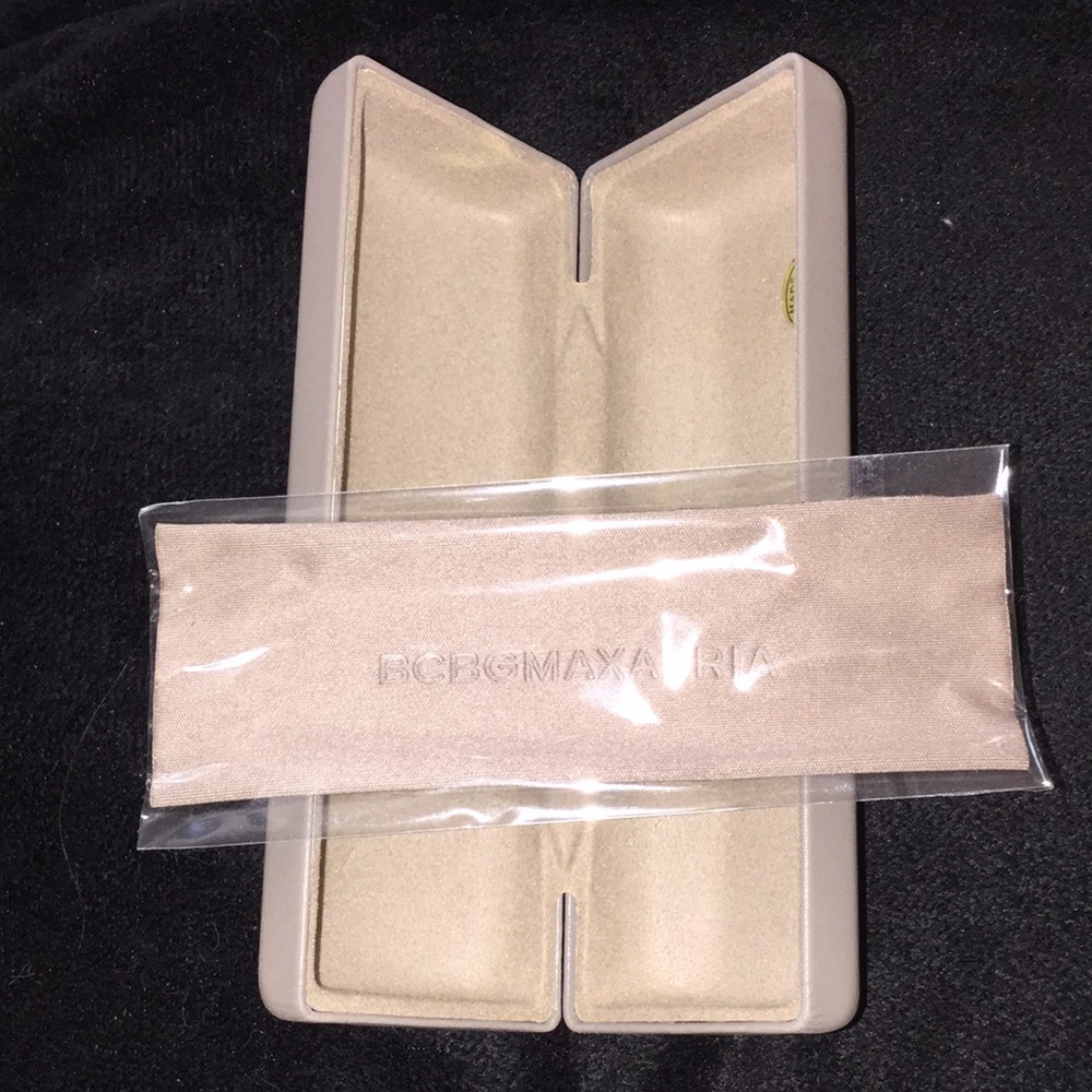 BCBGMAXAZRIA hard clamshell case - Picture 8 of 8